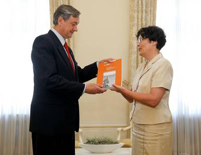 Predsednik republike dr. Danilo Türk je sprejel varuhinjo človekovih pravic dr. Zdenko Čebašek Travnik, ki mu je predala Letno poročilo Varuha človekovih pravic Republike Slovenije za leto 2011 (foto: Stanko Gruden/STA)